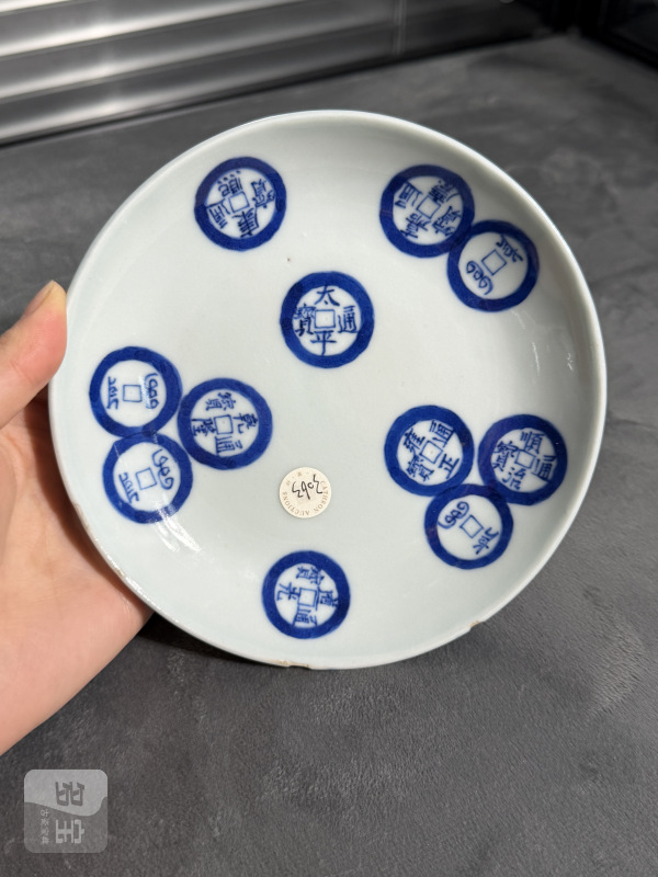 清道光青花外山水内铜钱纹盘 - 图2